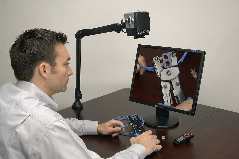 Das Bild zeigt den Einsatz von Kamerasystemen als Vergrößerungshilfe am Arbeitsplatz.
